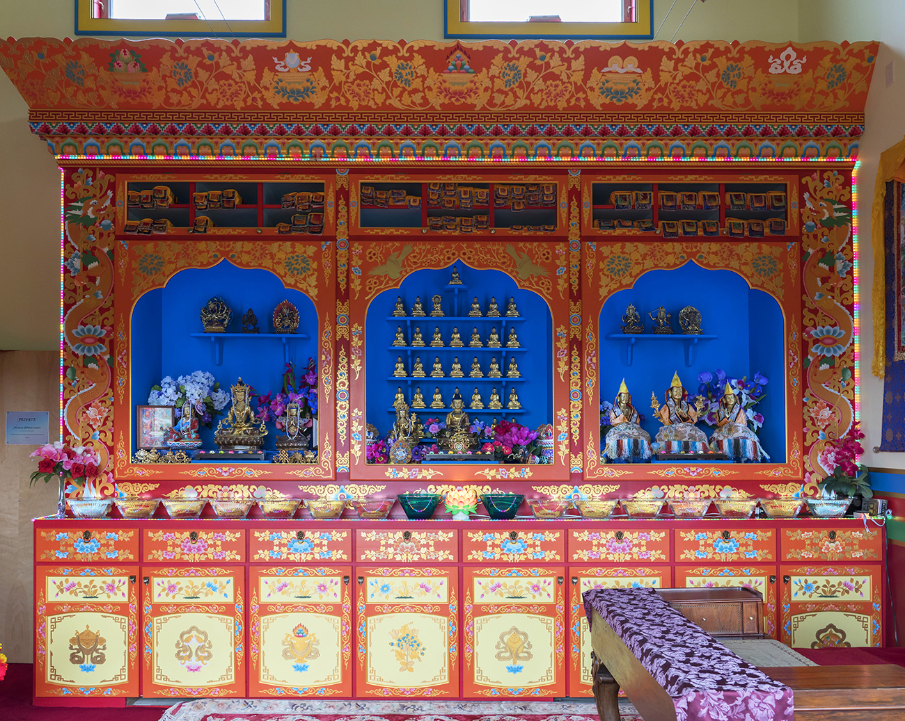 monastere-bouddhiste-dorje-pamo-lavaur-france-autel-lama-zopa-inspiration