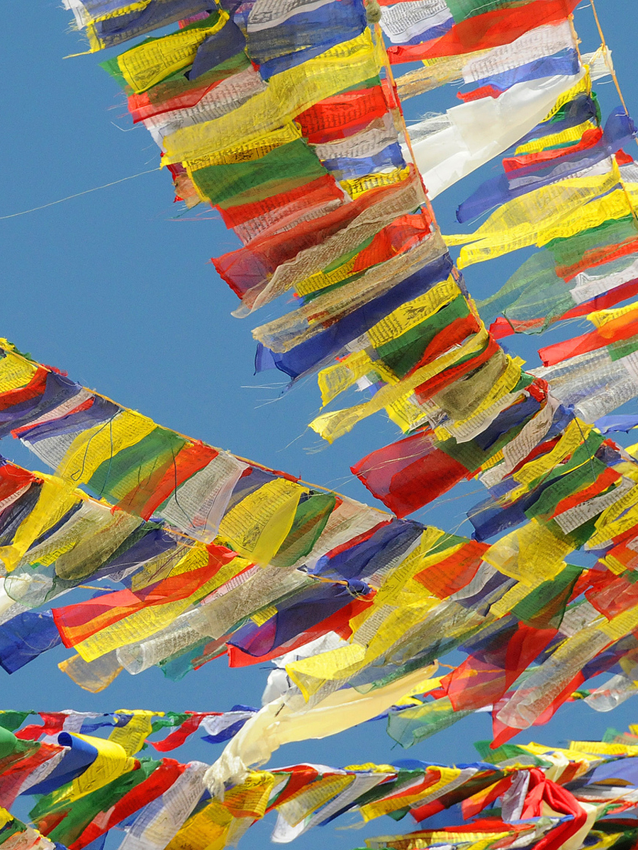 Drapeaux de prière tibétains.